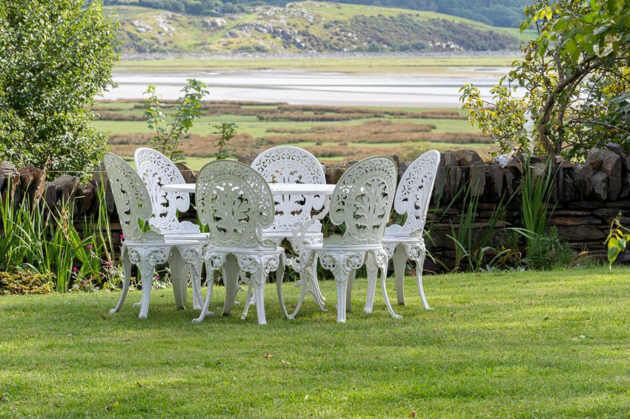 Taldraeth - Old Vicarage Guest House Penrhyndeudreath Exterior photo